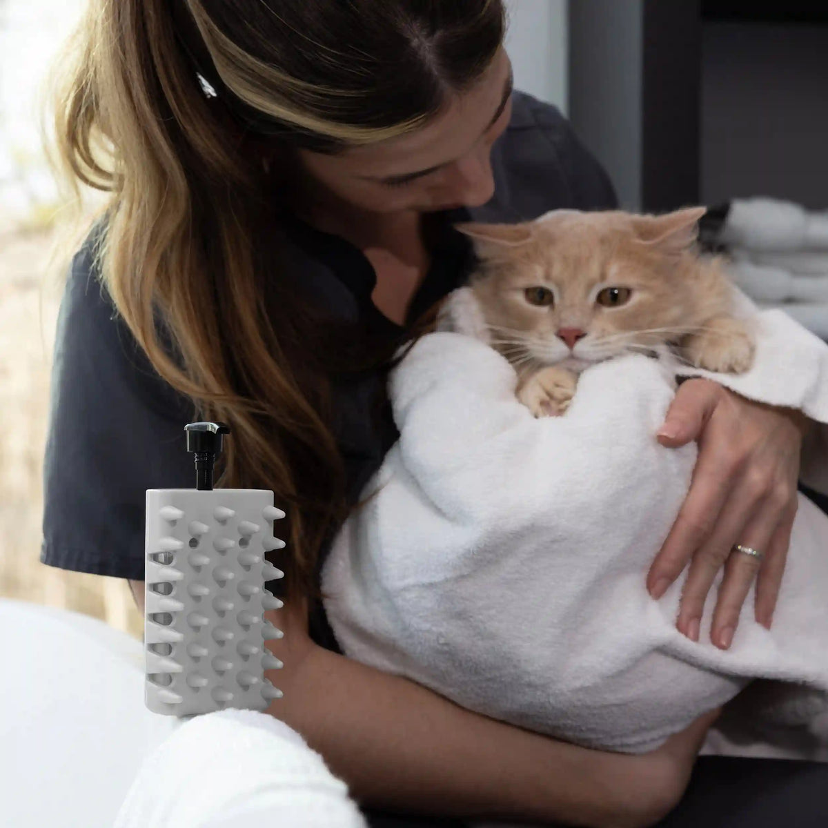 Pet 2-In-1 Shampoo-Dispensing Bath Brush